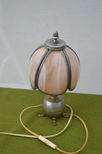 Oud tafellampje glas in lood, tinnen armatuur met 4 pootjes beschikbaar voor biedingen