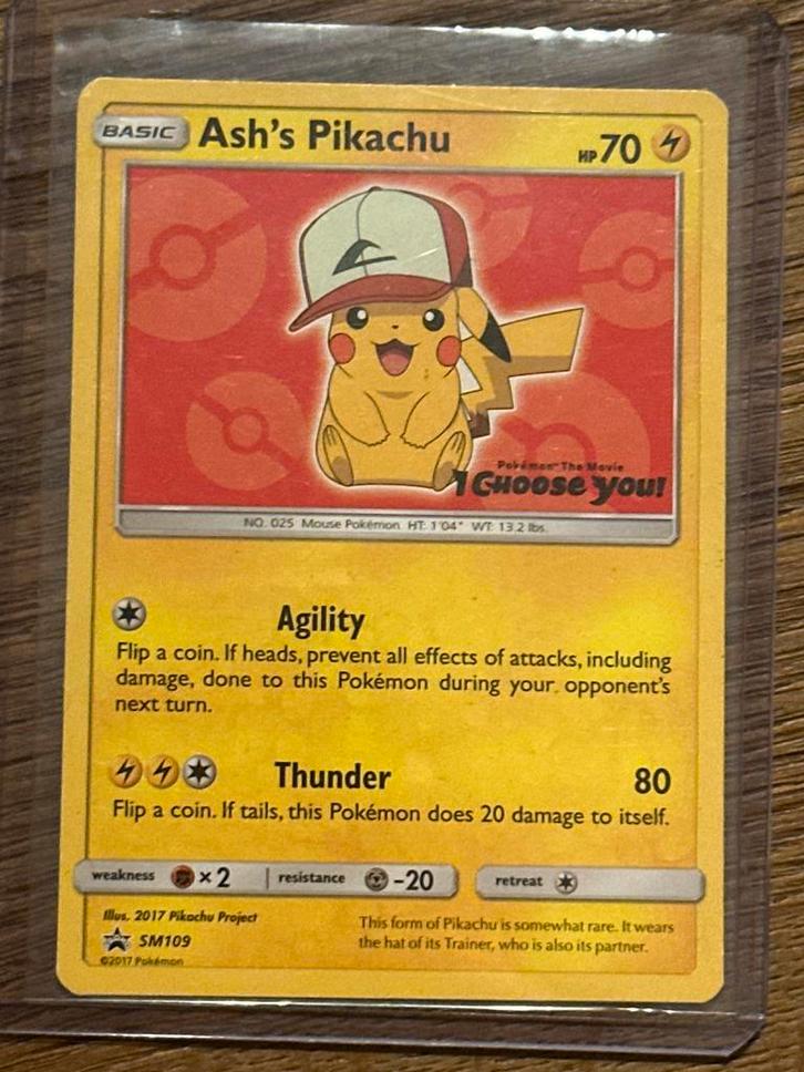 Ash's Pikachu SM109 - Van I Choose You - Licht Beschadigd, Hobby en Vrije tijd, Verzamelkaartspellen | Pokémon, Gebruikt, Losse kaart