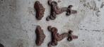 Antiek metalen voetdelen van haard en oude kast., Ophalen of Verzenden