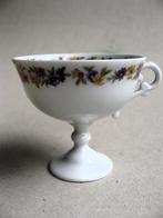 Sierlijk Limoges kopje op voet, Porcelaine d'Art, Ophalen of Verzenden