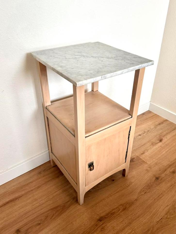 Nachtkastje / bijzettafel met marmeren blad, Huis en Inrichting, Slaapkamer | Nachtkastjes, Zo goed als nieuw, 70 cm of meer, Minder dan 45 cm
