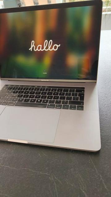 Macbook Pro Touch Bar 15 inch uit 2019 beschikbaar voor biedingen