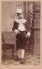 cdv jongen kostuum maskerade Leidens Ontzet ca 1880 Leiden, Gebruikt, Foto, Ophalen of Verzenden, Voor 1940