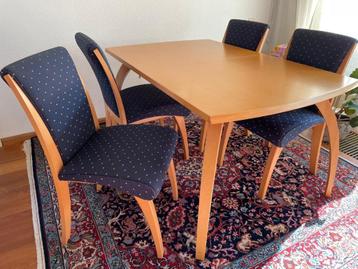 Uitbreidbare stijlvolle tafel met 4 stoelen beschikbaar voor biedingen