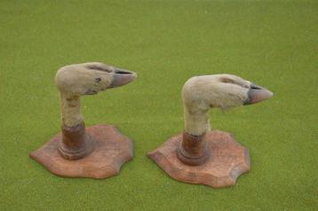 2 oude wandkapstokjes gemaakt van opgezette hertenpootjes beschikbaar voor biedingen