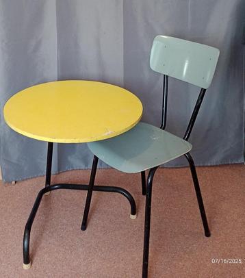 Kuperus vintage tafel met stoel beschikbaar voor biedingen