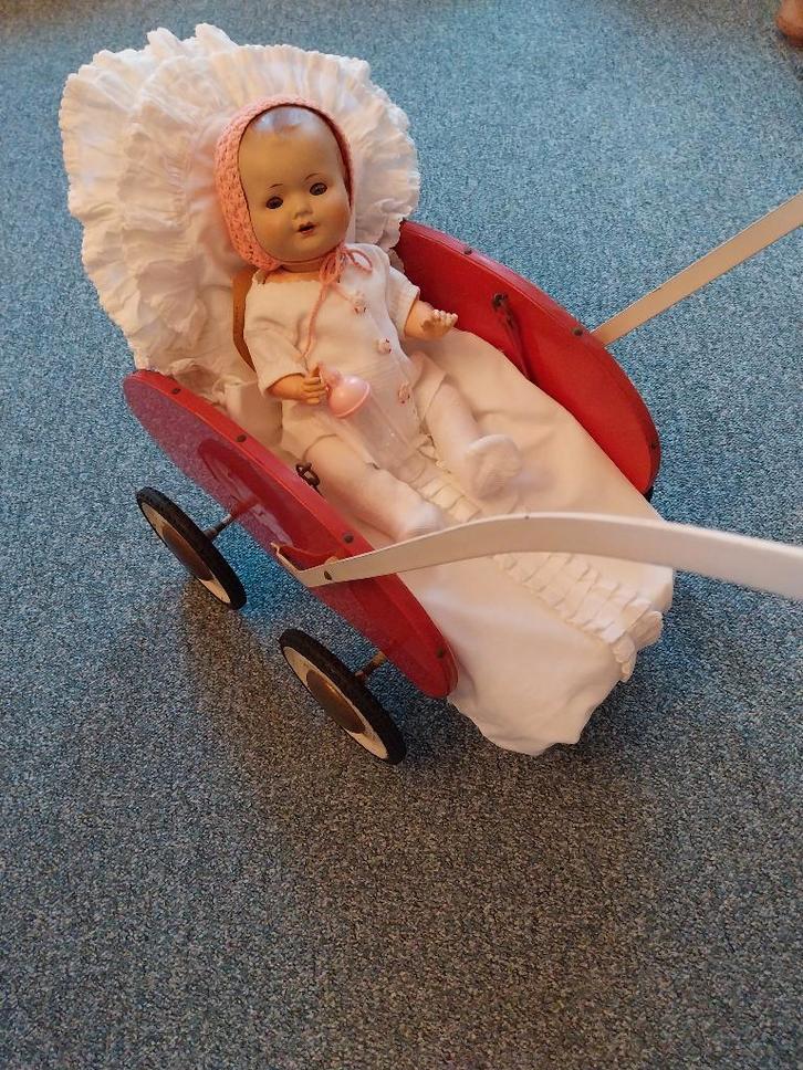 Sonneberg popje in wandelwagen, Verzamelen, Poppen, Gebruikt, Pop, Ophalen of Verzenden