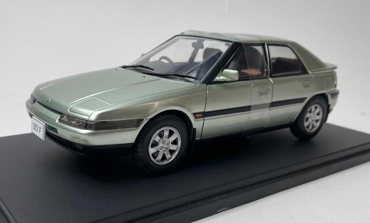WhiteBox 1:24 Mazda 323 F light green met 2 openingen, Hobby en Vrije tijd, Modelauto's | 1:24, Nieuw, Auto, Overige merken, Ophalen of Verzenden