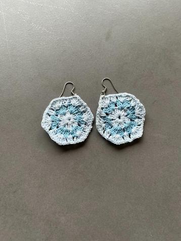 Nieuwe blauwe granny square gehaakte oorbellen beschikbaar voor biedingen