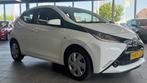 Toyota Aygo 1.0 VVT-i x-play navigatie camera airco elektris, Voorwielaandrijving, Euro 5, Stof, Gebruikt