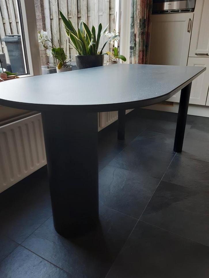 Unieke kunststof tafel met ronde en rechthoekige zijde, Huis en Inrichting, Tafels | Eettafels, Gebruikt, 50 tot 100 cm, 150 tot 200 cm