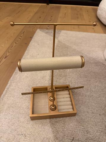 Sieradenrek beschikbaar voor biedingen