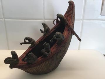 Chinees bronzen boot met kikkers met muziekinstrumenten. beschikbaar voor biedingen