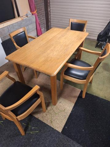 Eikenhouten Eettafel met 4 Stoelen beschikbaar voor biedingen