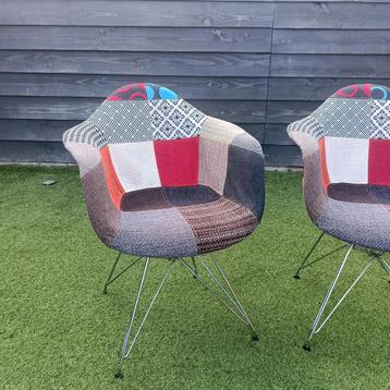 2 vrolijke kuipstoelen beschikbaar voor biedingen