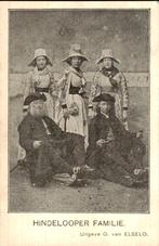 Hindelooper familie in traditionele klederdracht, Ophalen of Verzenden, 1940 tot 1960, Ongelopen, Friesland