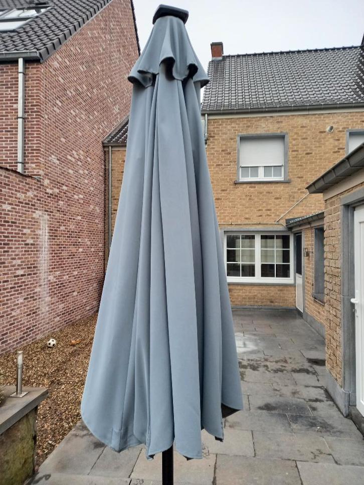 Grijze tuinparasol, Tuin en Terras, Parasols, Gebruikt, Parasolvoet, 2 tot 3 meter, Waterdicht, Ophalen