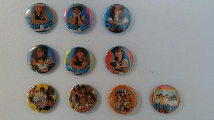 Dolly Dots muziek buttons set Angela Ria Patty Anita groep, Verzamelen, Muziek, Artiesten en Beroemdheden, Zo goed als nieuw, Verzenden
