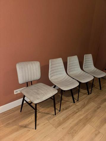 Vier grijze stoelen