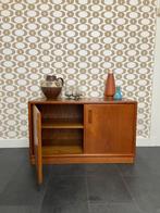 Vintage Deense teakhouten 2-deurs kast van Dyrlund, Ophalen, Teakhout, 50 tot 100 cm, Deens vintage