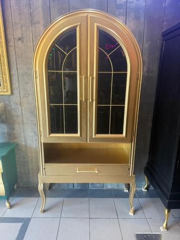 Gouden kast beschikbaar voor biedingen