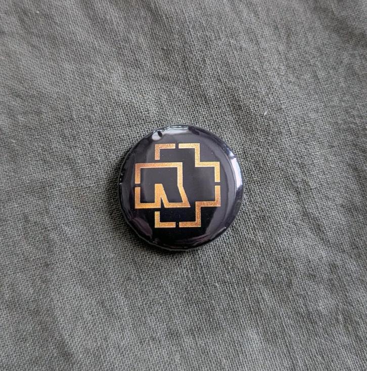 Rammstein Band button – 25mm button / speld / pin, Verzamelen, Muziek, Artiesten en Beroemdheden, Nieuw, Overige typen, Verzenden