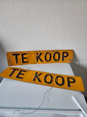 Oude "te koop" borden beschikbaar voor biedingen