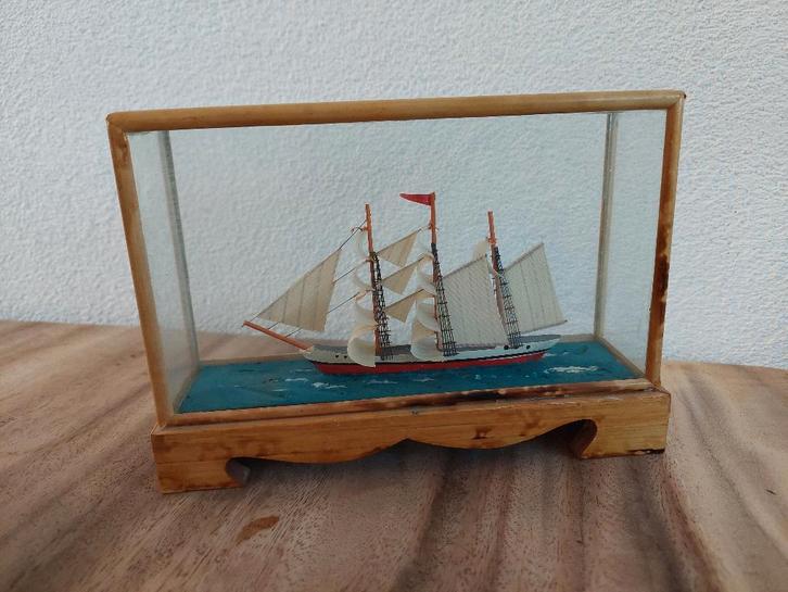 Vintage schip in vitrine, Verzamelen, Scheepvaart, Gebruikt, Schaalmodel, Ophalen of Verzenden