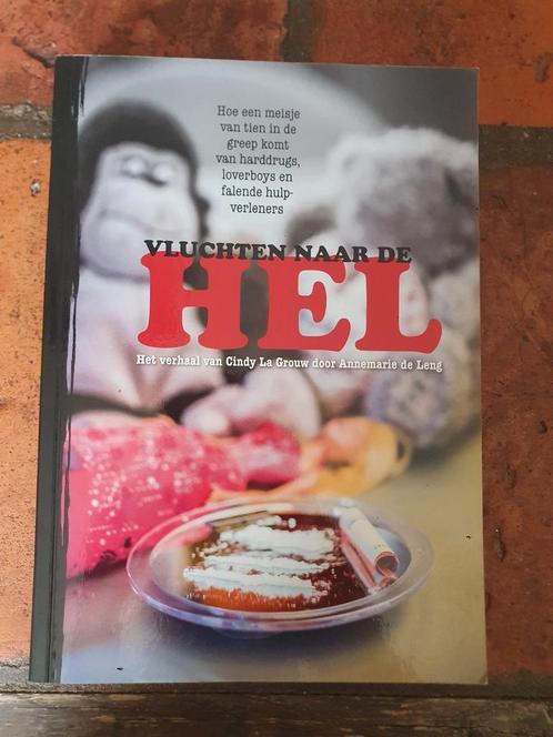 Vluchten naar de Hel - Cindy La Grouw, Boeken, Overige Boeken, Gelezen, Ophalen of Verzenden
