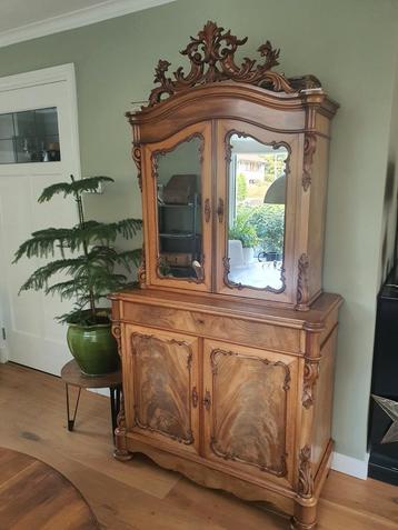 Antieke kuifkast beschikbaar voor biedingen