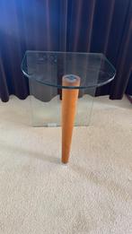 Design Bijzettafeltje Glas met 1 notenhouten pootje, Huis en Inrichting, Minder dan 55 cm, Modern Design, Rond, Ophalen