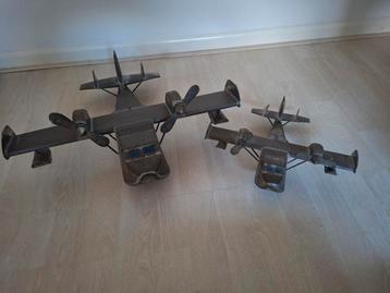 2 vliegtuigen ter decoratie beschikbaar voor biedingen