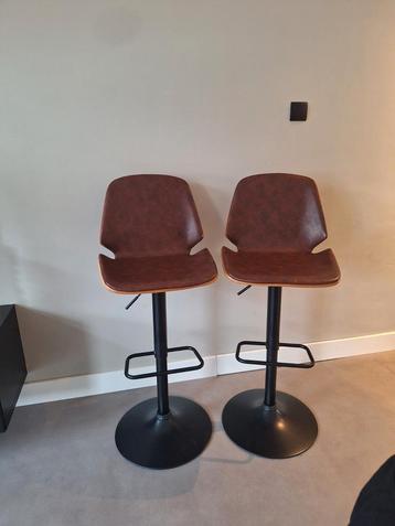 2 barkrukken. Voor hoge tafel van 90 cm tot 110