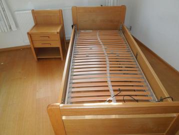 In hoogte verstelbaar senioren bed + nachtkastje beschikbaar voor biedingen