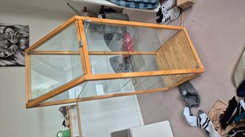 Vitrine kast beschikbaar voor biedingen