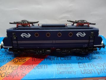 Marklin 3327 NS 1135 blauw met gele botsneus. Nieuwstaat OVP beschikbaar voor biedingen