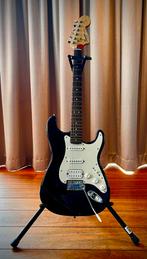 Gitaar Beginnerset  Squier Strat Versterker Standaard Tas, Muziek en Instrumenten, Snaarinstrumenten | Gitaren | Elektrisch, Met versterker