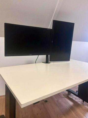 Bureau met 2 Iiyama monitoren & monitorarm beschikbaar voor biedingen