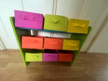 Groen kastje met stoffen mandjes beschikbaar voor biedingen