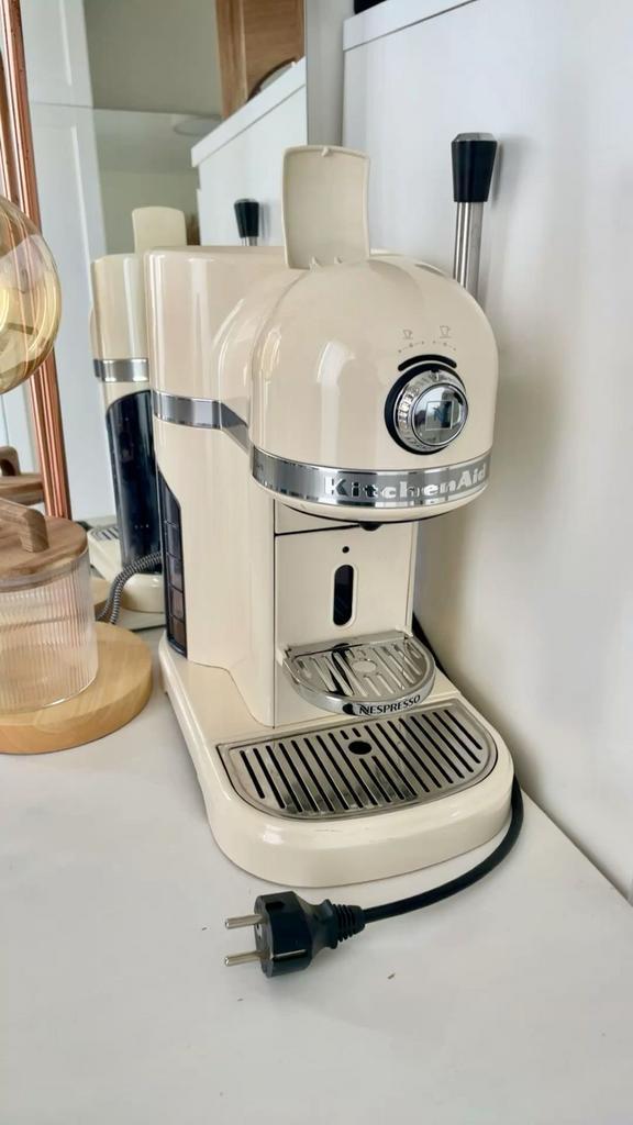 Kitchenaid Nespresso artisan almond cream wit beige, Witgoed en Apparatuur, Koffiezetapparaten, Zo goed als nieuw, Koffiepads en cups