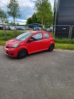 Toyota Aygo 1.0 12V Vvt-i 3DRS MMT2010 Rood apk tot 25-10-25, Voorwielaandrijving, Stof, 4 stoelen, 68 pk