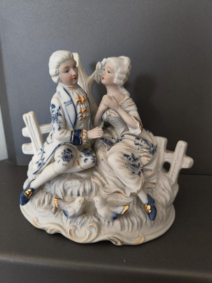 Porseleinen Beeldje Romantisch Koppeltje, Antiek en Kunst, Kunst | Beelden en Houtsnijwerken, Ophalen