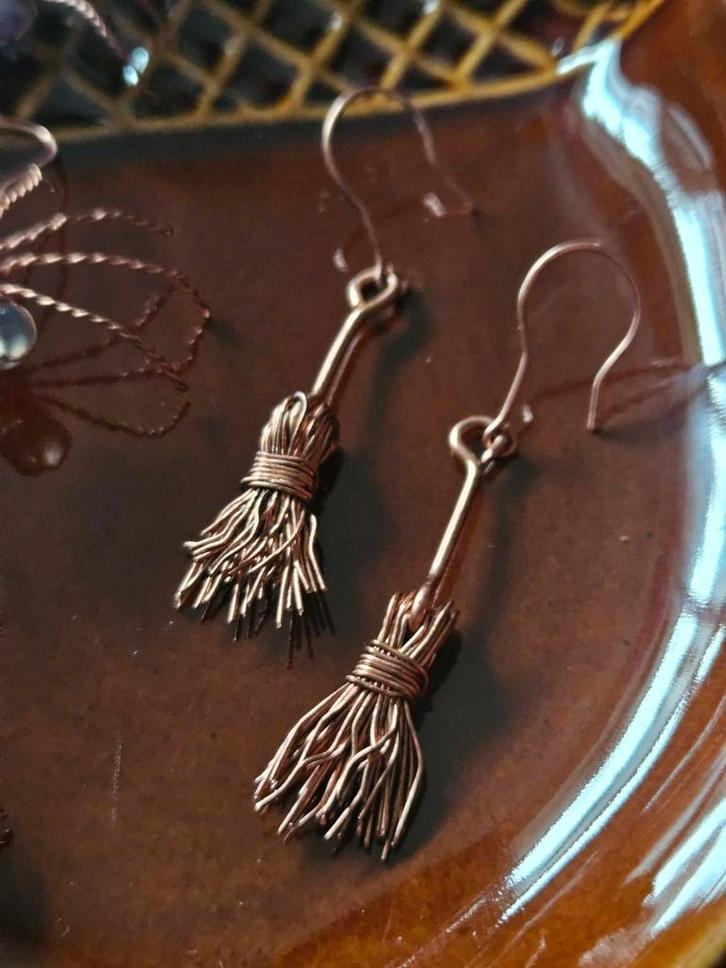 Bezemsteel oorbellen, handgemaakt van koperdraad., Sieraden, Tassen en Uiterlijk, Oorbellen, Nieuw, Hangers, Overige materialen