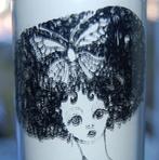 Flower power-vlindervrouw- meisje of verlegen elfje op glas, Antiek en Kunst, Ophalen of Verzenden