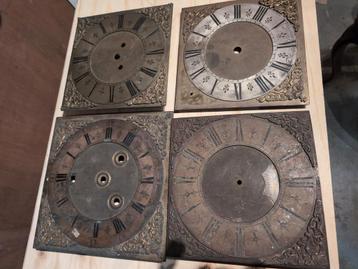 4 antieke bronzen wijzerplaat  samen €80. beschikbaar voor biedingen