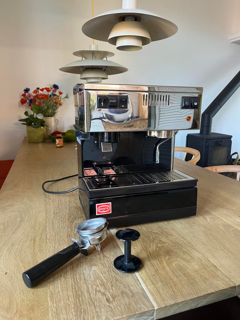 Quickmill 0835 Espressomachine met bonenmaler + stoompijp, Witgoed en Apparatuur, Koffiezetapparaten, Stoompijpje, Gebruikt, Espresso apparaat