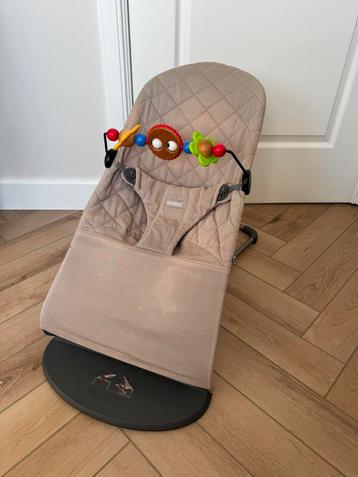 Baby Björn Wipstoel (Zandgrijs) + Speelboog Baby Björn beschikbaar voor biedingen