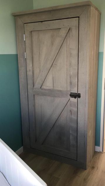 Stoere steigerhouten kast met grijze wash – 198x95x50 cm beschikbaar voor biedingen