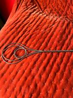 Kleine antieke ijzeren mattenklopper met houten handvat., Verzenden