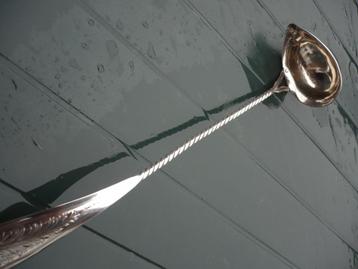 Schitterende puntgave antieke Hollands zilveren bowllepel beschikbaar voor biedingen